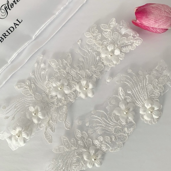 Lace Pearl Flower Bridal Garter Set - Picture 4 of 5